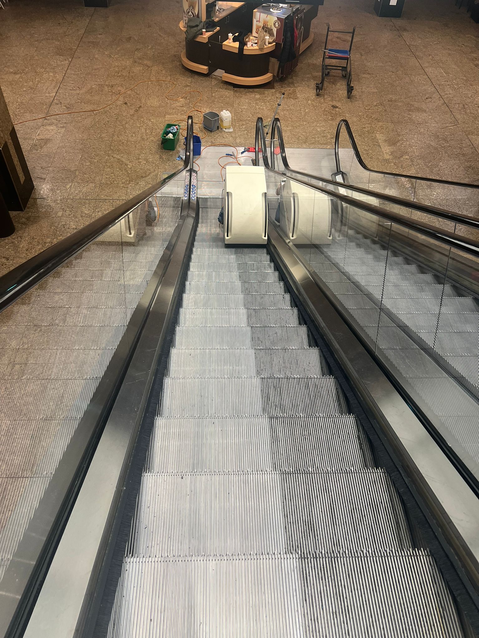 Gebaeudereinigung im laufenden Betrieb mit sauberer, strukturierter Ausfuehrung Foto 9