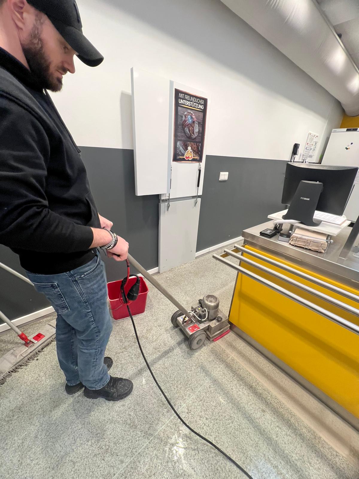 Reinigungs- und Sanierungsprojekt in Hamburg mit vorbereitetem Arbeitsbereich Foto 13