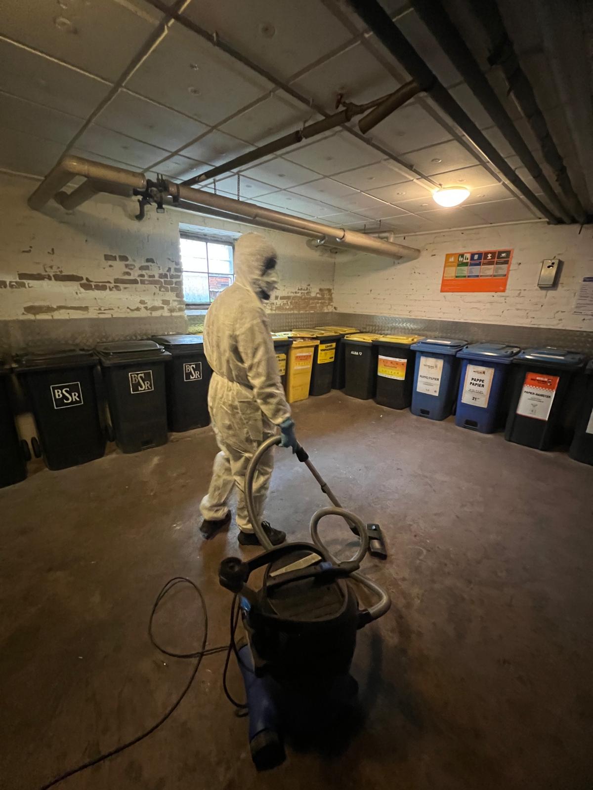 Reinigungs- und Sanierungsprojekt in Hamburg mit vorbereitetem Arbeitsbereich Foto 1