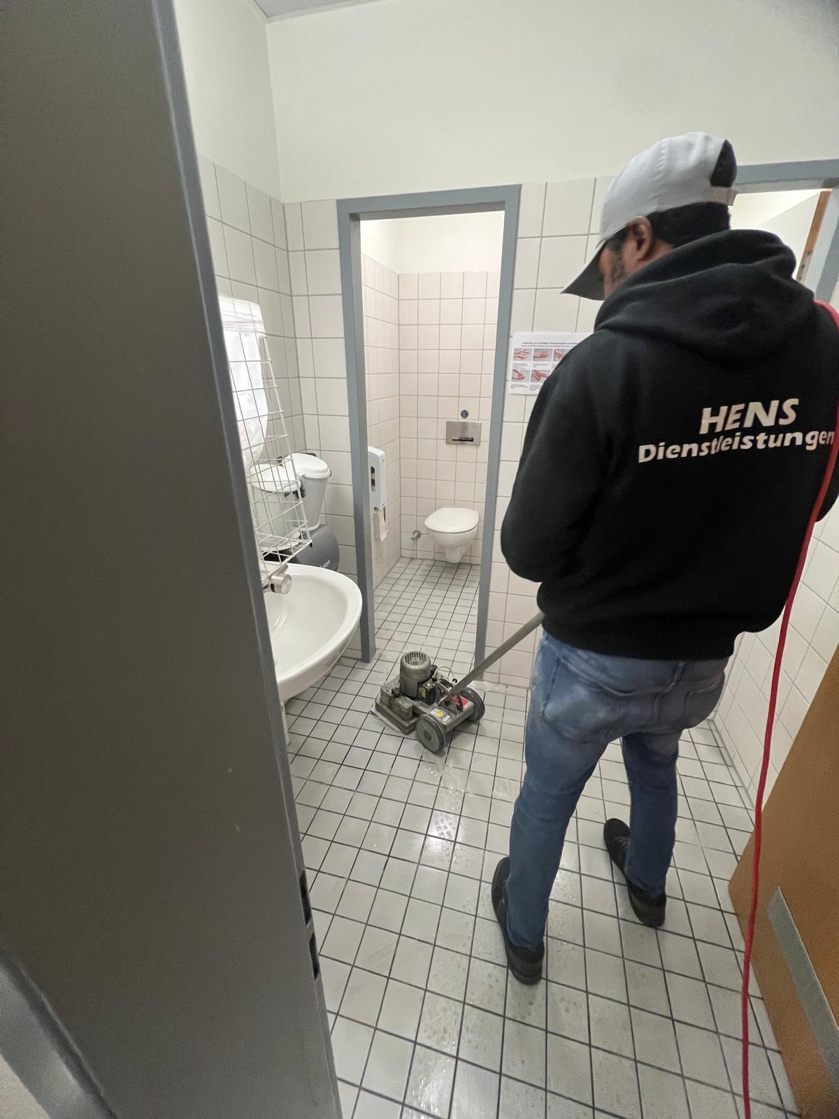 Gebaeudereinigung im laufenden Betrieb mit sauberer, strukturierter Ausfuehrung Foto 3